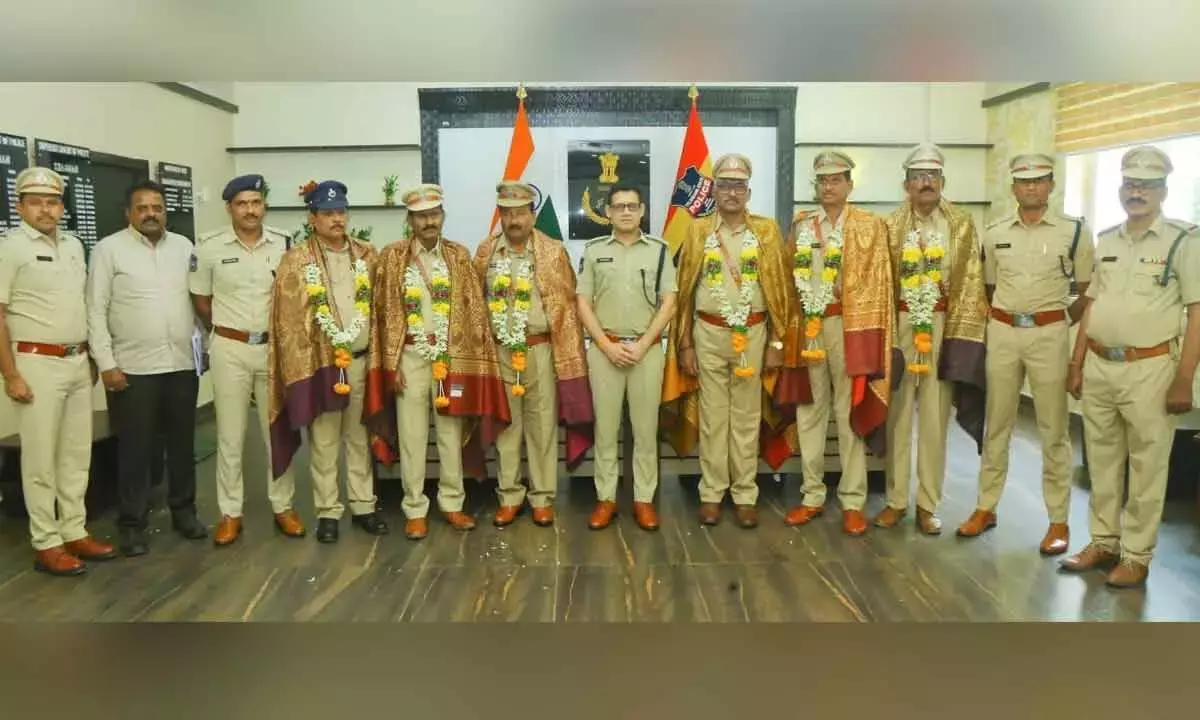 Telangana: खम्मम में सेवानिवृत्त पुलिस अधिकारियों को सम्मानित किया गया