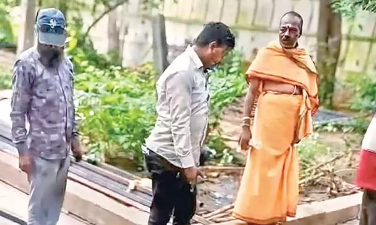 Telangana: मंदिर विकास कार्य को लेकर विवाद शुरू