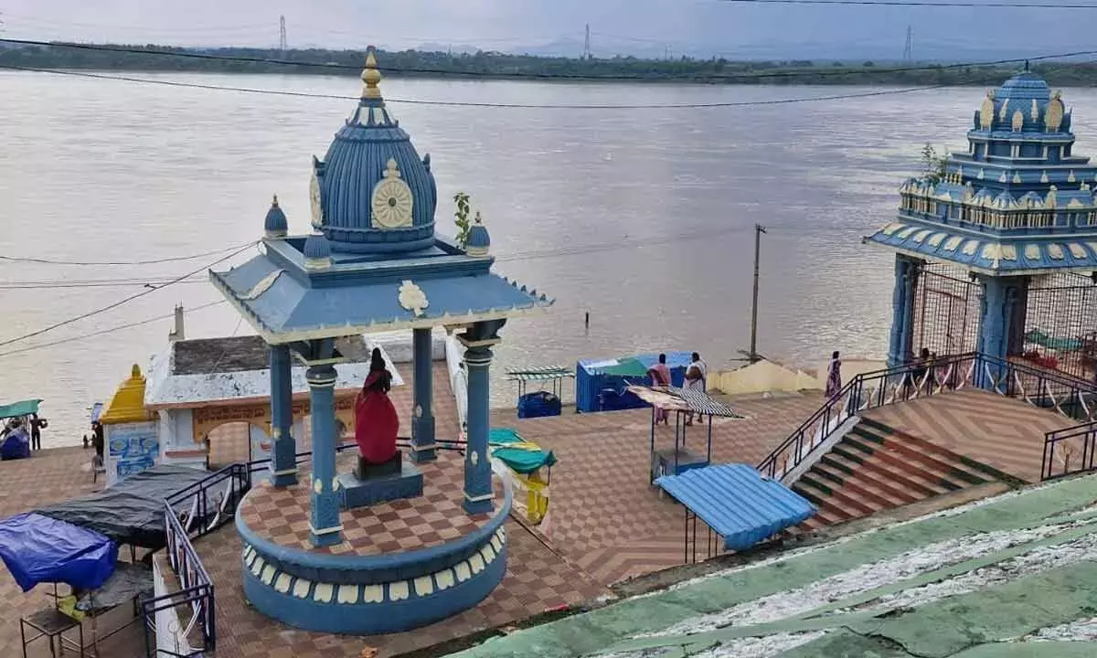 Telangana: भद्राचलम में गोदावरी का जलस्तर बढ़ा, लेकिन ऊपरी हिस्से में घटने के संकेत दिखे Telangana: भद्राचलम में गोदावरी का जलस्तर बढ़ा, लेकिन ऊपरी हिस्से में घटने के संकेत दिखे