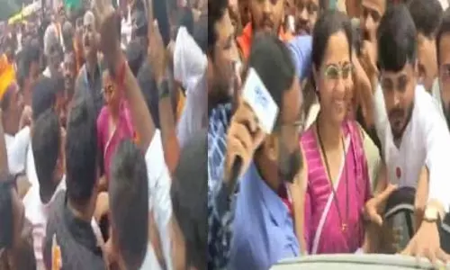 Maratha प्रदर्शनकारियों ने सुप्रिया सुले की कार रोकी, नारेबाजी कर जताया गुस्सा Maratha प्रदर्शनकारियों ने सुप्रिया सुले की कार रोकी, नारेबाजी कर जताया गुस्सा