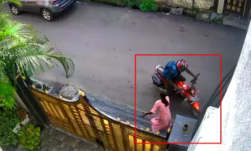 ना गणेश पंडाल में हुआ, ना भीड़-भाड़ में हुआ, युवती से छेड़छाड़ तो सड़क पर खुलेआम हुआ ना गणेश पंडाल में हुआ, ना भीड़-भाड़ में हुआ, युवती से छेड़छाड़ तो सड़क पर खुलेआम हुआ