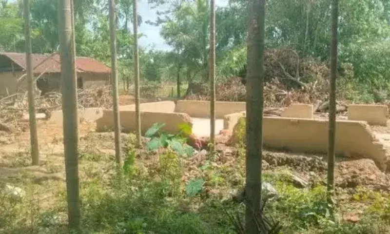 Assam के राहा में अतिक्रमण हटाने की कार्रवाई, लोगों ने खुद छोड़ी सरकारी ज़मीन