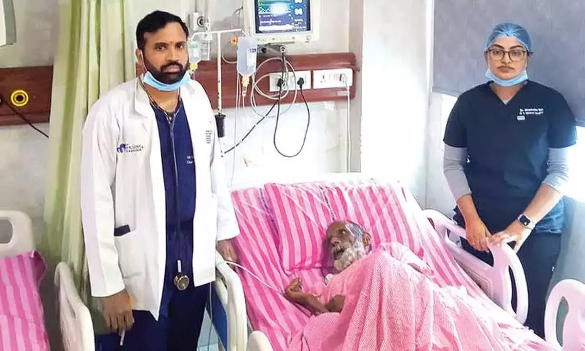 Telangana: डॉक्टरों ने मुफ्त सर्जरी करके बुजुर्ग व्यक्ति की जान बचाई