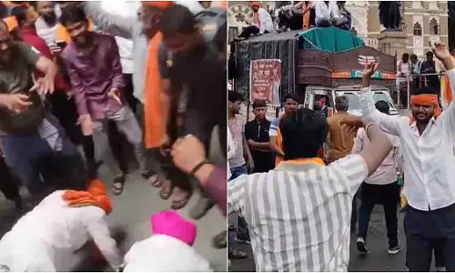 Mumbai: मराठा प्रदर्शनकारी कुश्ती, नाच और रेलवे ट्रैक जाम करते दिखे Mumbai: मराठा प्रदर्शनकारी कुश्ती, नाच और रेलवे ट्रैक जाम करते दिखे