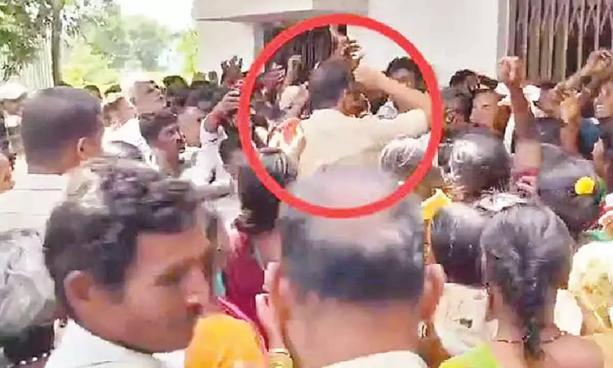 पुलिस की मनमानी: यूरिया वितरण केंद्र पर एसआई ने किसान को थप्पड़ मारा