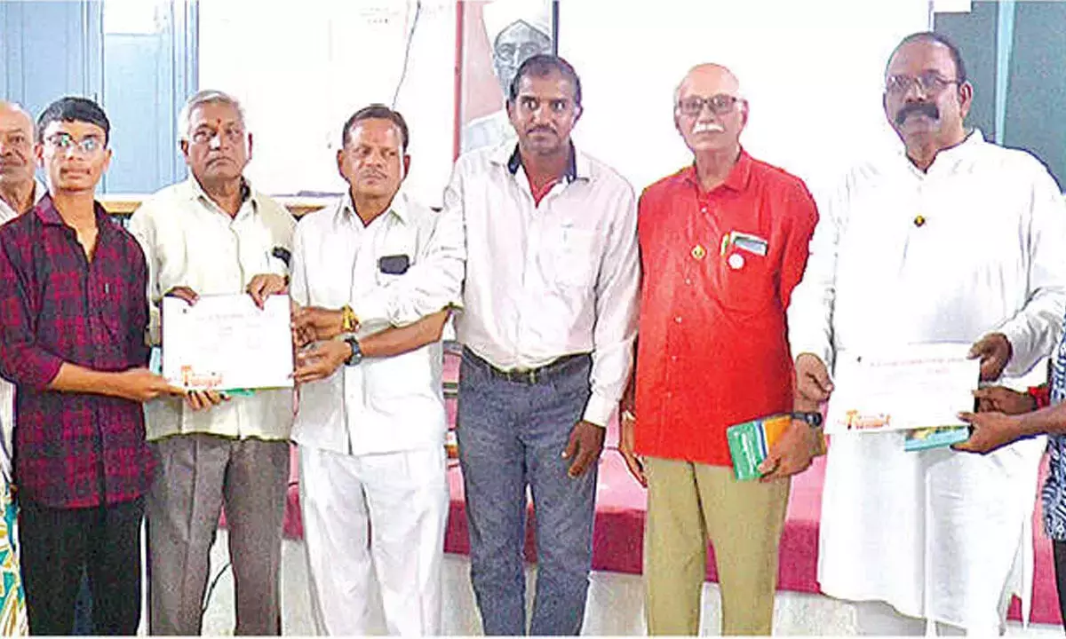 Telangana: जडचेरला के छात्रों ने जिला स्तरीय विरासत प्रश्नोत्तरी जीती