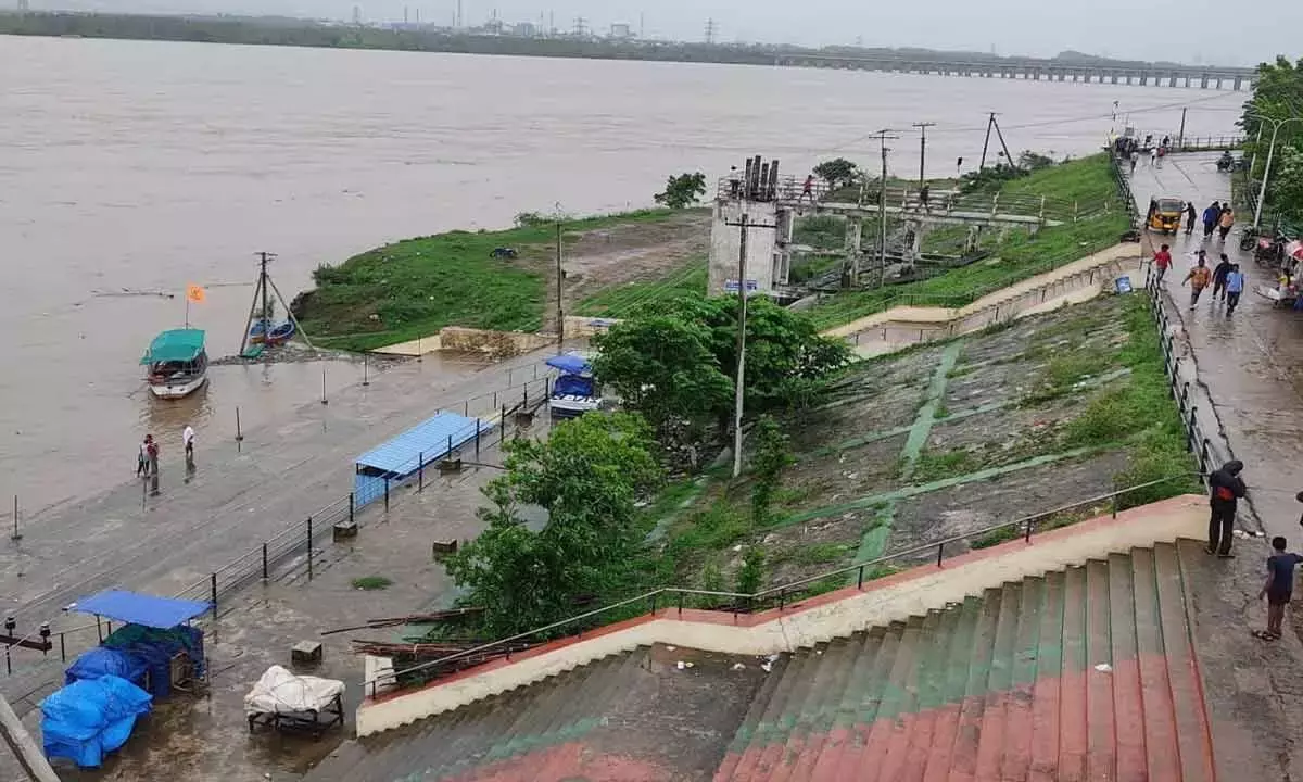 Telangana: गोदावरी नदी का जलस्तर 48 फीट तक बढ़ने पर भद्राचलम में दूसरी बाढ़ की चेतावनी जारी Telangana: गोदावरी नदी का जलस्तर 48 फीट तक बढ़ने पर भद्राचलम में दूसरी बाढ़ की चेतावनी जारी