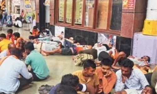 मराठा प्रदर्शनकारियों ने CSMT स्टेशन पर डेरा डाला मराठा प्रदर्शनकारियों ने CSMT स्टेशन पर डेरा डाला