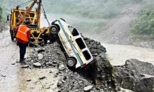 पत्थर गिरने से Kiratpur-Manali राजमार्ग फिर बंद पत्थर गिरने से Kiratpur-Manali राजमार्ग फिर बंद