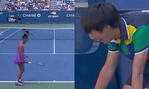 Osaka-Kasatkina मैच में बॉल बॉय के गिरने पर कोर्ट पर छाई हंसी