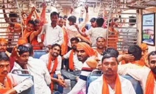 मुंबईकरों ने मराठा प्रदर्शनकारियों की मदद के लिए हाथ बढ़ाया! मुंबईकरों ने मराठा प्रदर्शनकारियों की मदद के लिए हाथ बढ़ाया!