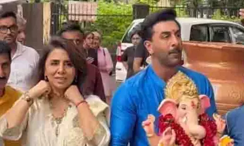 गणपति बाप्पा को विदाई देने पहुंचे Ranbir-Neetu, की भावपूर्ण आरती गणपति बाप्पा को विदाई देने पहुंचे Ranbir-Neetu, की भावपूर्ण आरती