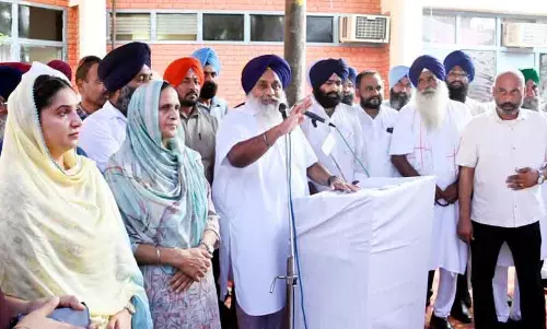 सुखबीर बादल ने Tarn Taran में पार्टी उम्मीदवार के लिए प्रचार किया सुखबीर बादल ने Tarn Taran में पार्टी उम्मीदवार के लिए प्रचार किया
