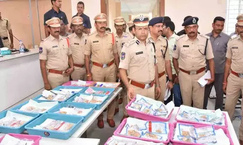 पुलिस ने एसबीआई घोटाला मामले का खुलासा किया.. 44 लोग गिरफ्तार: सीपी Amber Kishore Jha पुलिस ने एसबीआई घोटाला मामले का खुलासा किया.. 44 लोग गिरफ्तार: सीपी Amber Kishore Jha