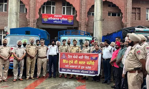 अमृतसर में Traffic पुलिस ने बाढ़ पीड़ितों के लिए भेजी राहत सामग्री अमृतसर में Traffic पुलिस ने बाढ़ पीड़ितों के लिए भेजी राहत सामग्री