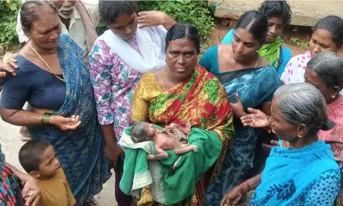 सड़क पर खेल रहे बच्चों ने एक बच्चे के रोने की आवाज सुनी