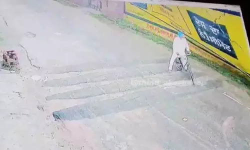 Punjab: साइकिल सवार किसान पर गिरी दीवार, मौके पर मौत Punjab: साइकिल सवार किसान पर गिरी दीवार, मौके पर मौत