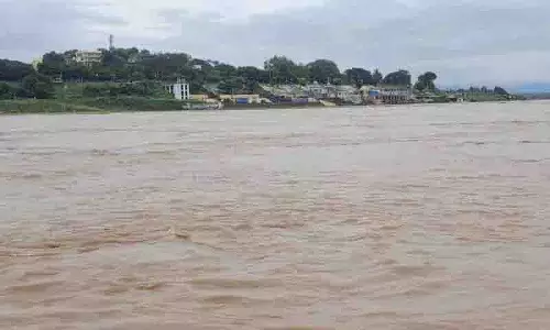 Bhadrachalam: गोदावरी का जलस्तर घटा, बाढ़ की दूसरी चेतावनी वापस Bhadrachalam: गोदावरी का जलस्तर घटा, बाढ़ की दूसरी चेतावनी वापस