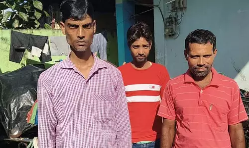 पुलिस पर मुर्शिदाबाद के तीन प्रवासी श्रमिकों को परेशान करने का आरोप पुलिस पर मुर्शिदाबाद के तीन प्रवासी श्रमिकों को परेशान करने का आरोप