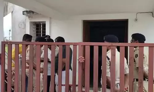 धर्मांतरण विवाद: प्रार्थना सभा पर छापा, दो पास्टर गिरफ्तार धर्मांतरण विवाद: प्रार्थना सभा पर छापा, दो पास्टर गिरफ्तार