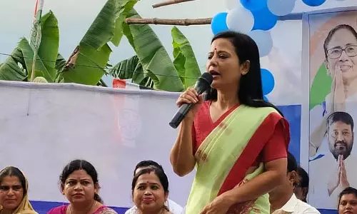 “Mahua ने भत्ते की गिनती पर लकड़ी की माला से आक्रोश भड़काया” “Mahua ने भत्ते की गिनती पर लकड़ी की माला से आक्रोश भड़काया”