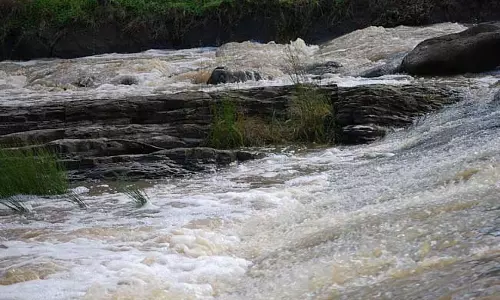 स्वर्ण रेखा के पानी में तैरते गाँव