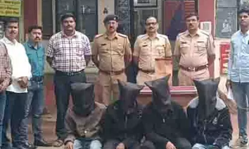 Pune: ड्रग रैकेट पकड़ा, पुलिस ने 15 लाख रुपये मूल्य की चरस बरामद की Pune: ड्रग रैकेट पकड़ा, पुलिस ने 15 लाख रुपये मूल्य की चरस बरामद की