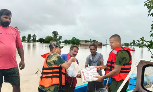 BSF ने स्थानीय सहयोग से फिरोजपुर में राहत अभियान चलाया BSF ने स्थानीय सहयोग से फिरोजपुर में राहत अभियान चलाया