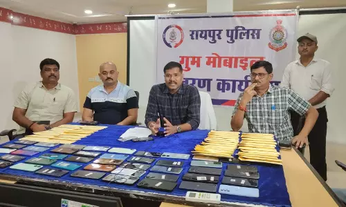 रायपुर पुलिस की बड़ी सफलता: 20 लाख रुपये कीमत के 100 मोबाइल फोन बरामद