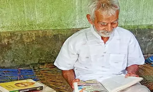 “आँखों की रोशनी कम हो गई है, लेकिन किताबें अब भी विश्वनाथ का मार्ग रोशन कर रही “आँखों की रोशनी कम हो गई है, लेकिन किताबें अब भी विश्वनाथ का मार्ग रोशन कर रही