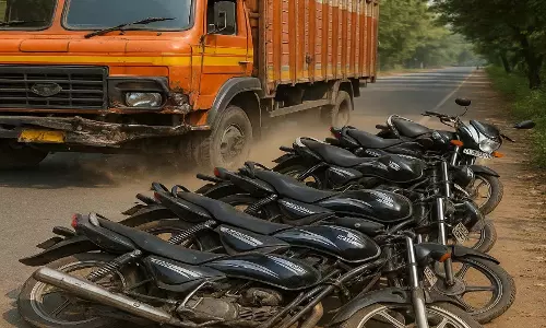 लापरवाह ट्रक चालक ने सड़क किनारे खड़ी बाइकों को मारी ठोकर, दो वाहन क्षतिग्रस्त लापरवाह ट्रक चालक ने सड़क किनारे खड़ी बाइकों को मारी ठोकर, दो वाहन क्षतिग्रस्त