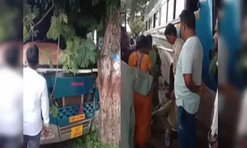 बालोद में बड़ा हादसा टला: 40 यात्रियों से भरी बस पेड़ से टकराई, 5 घायल