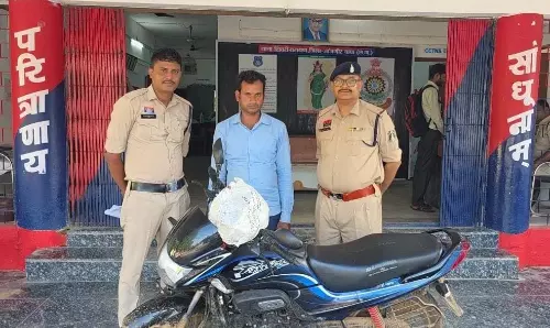 अवैध शराब के दो तस्कर गिरफ्तार, 15 लीटर कच्ची महुआ जब्त