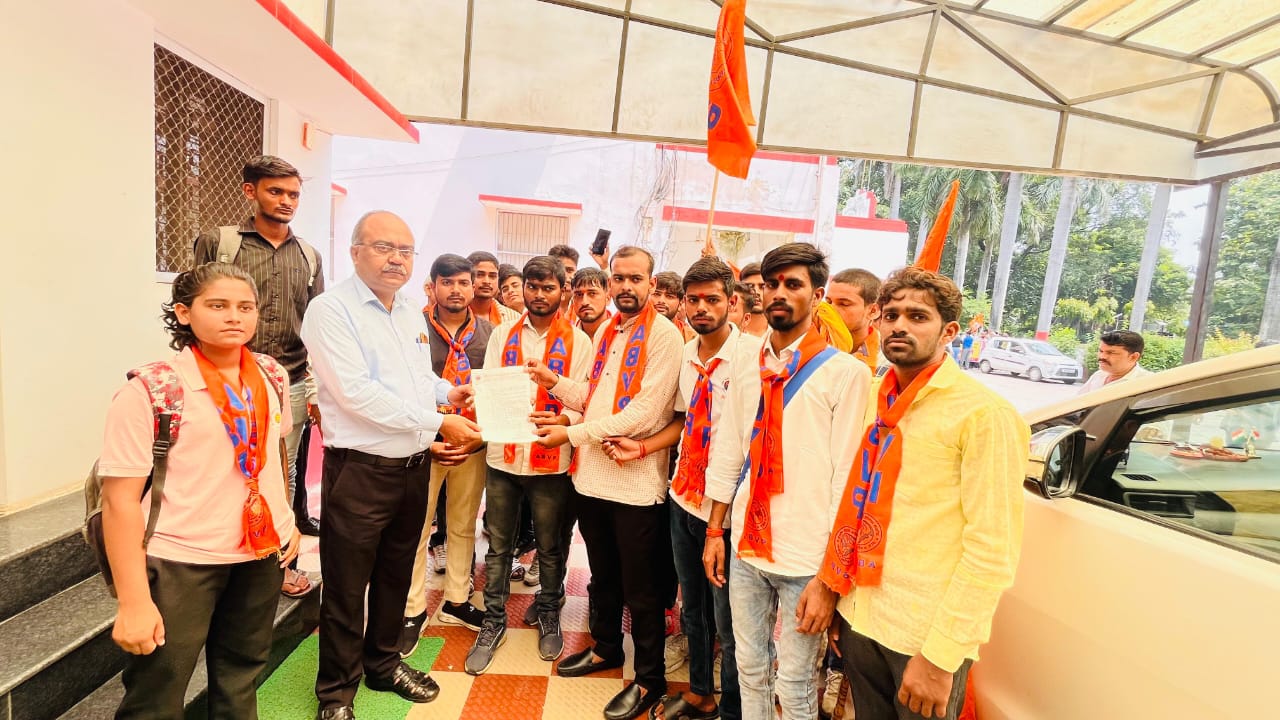 अभाविप ने शैक्षणिक समस्याओं के समाधान को लेकर DM को सौंपा ज्ञापन