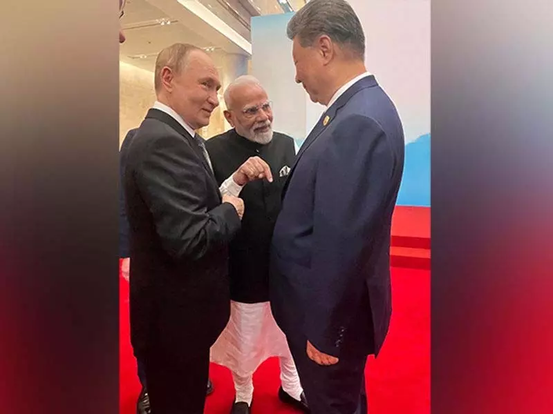 एससीओ शिखर सम्मेलन से पहले मोदी, पुतिन और जिनपिंग ने दिखाई मित्रता एससीओ शिखर सम्मेलन से पहले मोदी, पुतिन और जिनपिंग ने दिखाई मित्रता