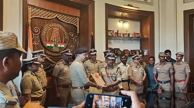 तमिलनाडु पुलिस विभाग पर 40 पेज की गोपनीय रिपोर्ट DGP को सौंपी गई तमिलनाडु पुलिस विभाग पर 40 पेज की गोपनीय रिपोर्ट DGP को सौंपी गई