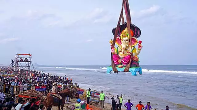 Chennai में 2,000 गणेश प्रतिमाएं समुद्र में विसर्जित की गईं Chennai में 2,000 गणेश प्रतिमाएं समुद्र में विसर्जित की गईं