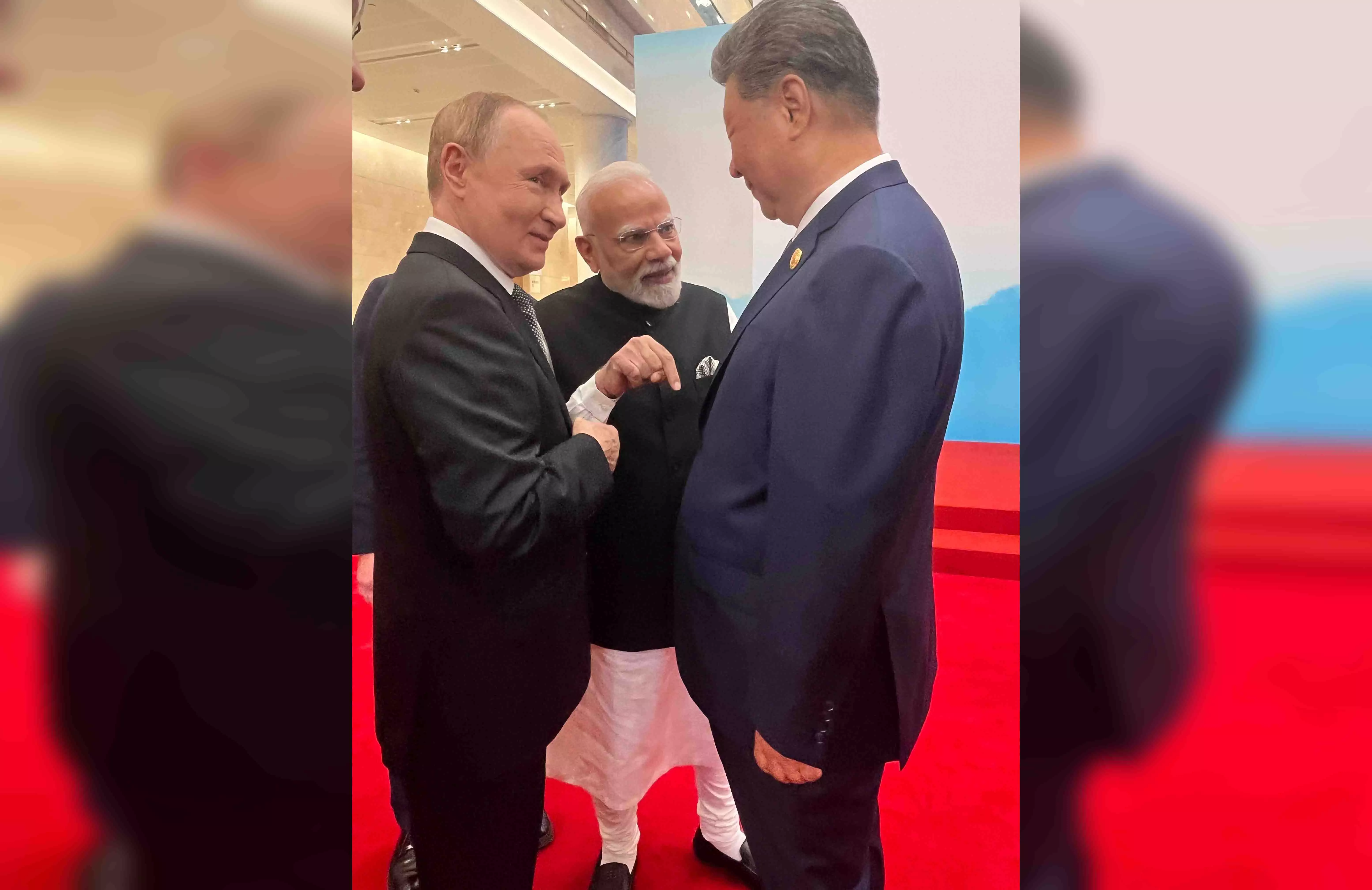 ये तस्वीर बेहद शक्तिशाली मैसेज देने वाली है...ट्रंप का बढ़ सकता है ब्लड प्रेशर ये तस्वीर बेहद शक्तिशाली मैसेज देने वाली है...ट्रंप का बढ़ सकता है ब्लड प्रेशर