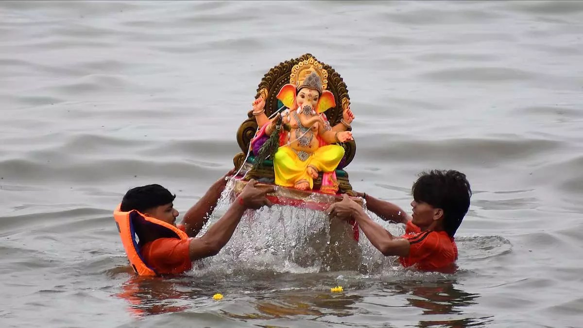 गणेश विसर्जन का पांचवा दिन: 4,200 से अधिक गणेश प्रतिमाओं का विसर्जन गणेश विसर्जन का पांचवा दिन: 4,200 से अधिक गणेश प्रतिमाओं का विसर्जन