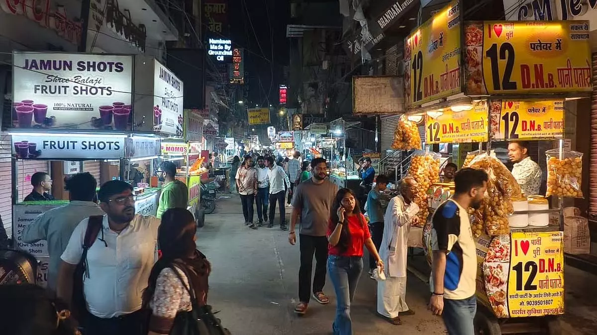 Indore : दो पहचानों के बीच टकराव, व्यापारियों ने चल रही रस्साकशी के बीच समय बढ़ाया Indore : दो पहचानों के बीच टकराव, व्यापारियों ने चल रही रस्साकशी के बीच समय बढ़ाया