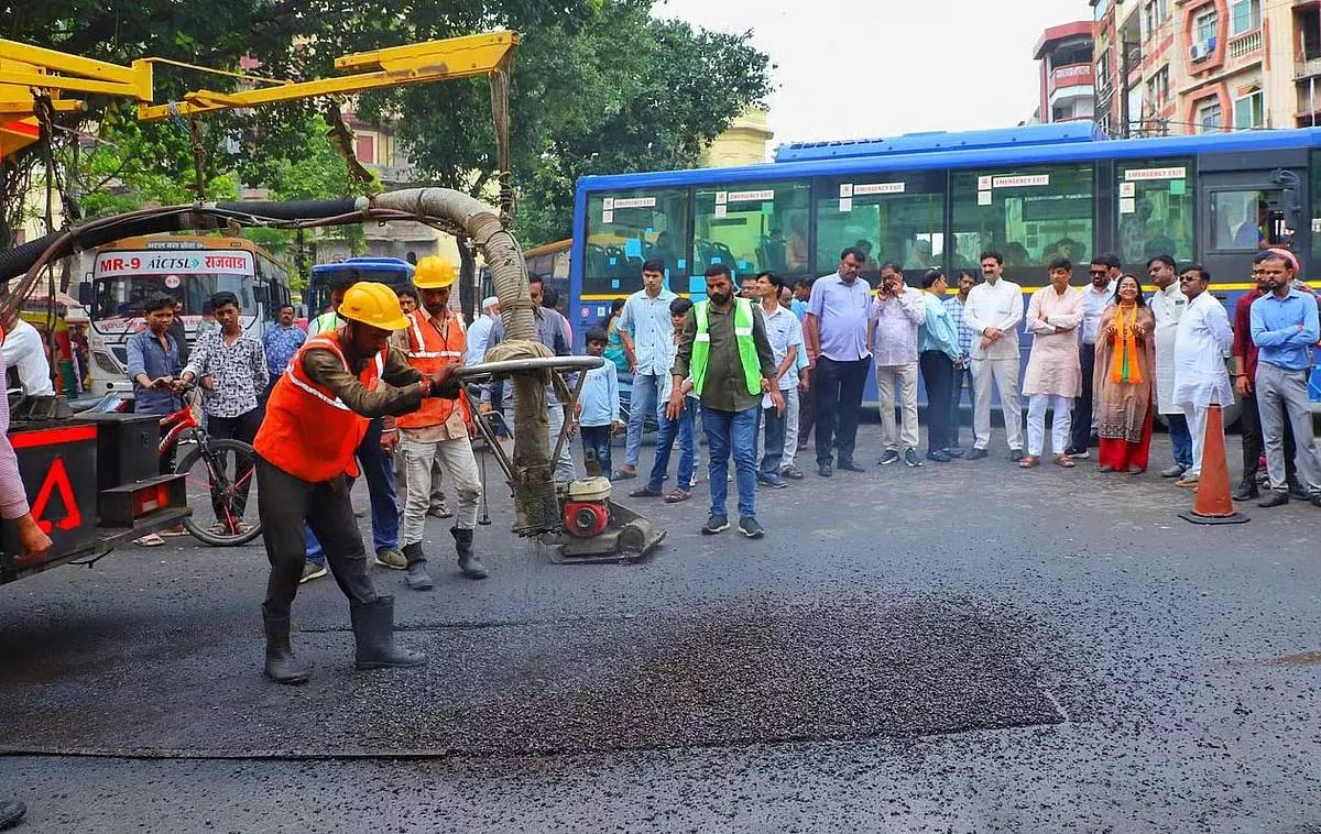 MP : जेट प्रेशर कोल्ड पैचवर्क तकनीक अपनाने वाला इंदौर राज्य का पहला राज्य MP : जेट प्रेशर कोल्ड पैचवर्क तकनीक अपनाने वाला इंदौर राज्य का पहला राज्य