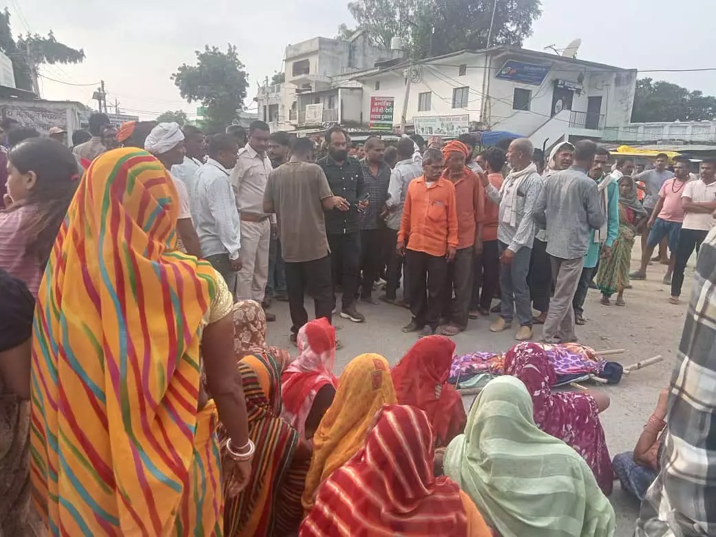 MP : सतना में अंतिम संस्कार सहायता को लेकर ग्रामीणों ने शव के साथ सड़क जाम कर दिया MP : सतना में अंतिम संस्कार सहायता को लेकर ग्रामीणों ने शव के साथ सड़क जाम कर दिया