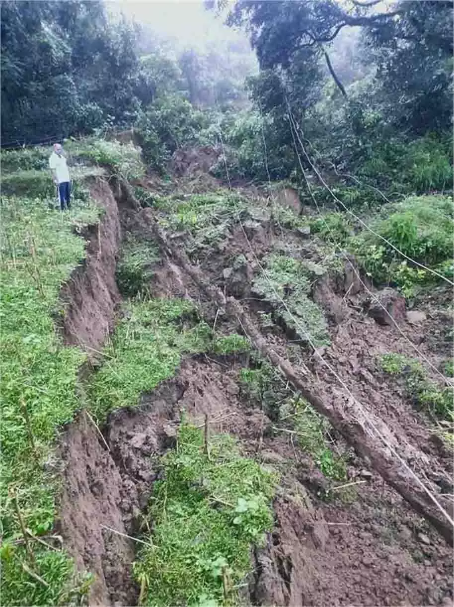 Himachal: भूस्खलन से 5 पक्के मकान ध्वस्त Himachal: भूस्खलन से 5 पक्के मकान ध्वस्त