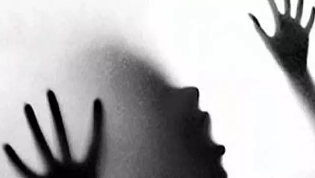 Bengaluru : ब्यूटीशियन पर मिर्च पाउडर फेंककर लूट की कोशिश में महिला गिरफ्तार Bengaluru : ब्यूटीशियन पर मिर्च पाउडर फेंककर लूट की कोशिश में महिला गिरफ्तार