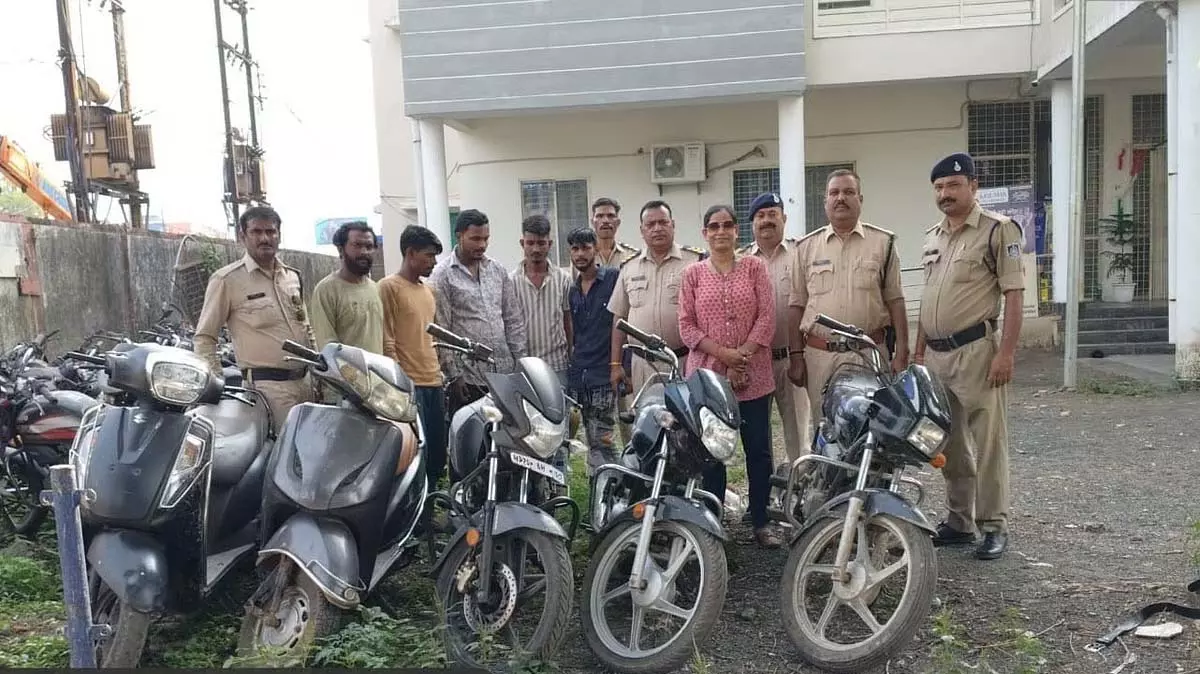 जबलपुर में ‘Chiraiya’ गिरोह का भंडाफोड़, 20 से अधिक चोरी की बाइक बरामद; पांच गिरफ्तार जबलपुर में ‘Chiraiya’ गिरोह का भंडाफोड़, 20 से अधिक चोरी की बाइक बरामद; पांच गिरफ्तार