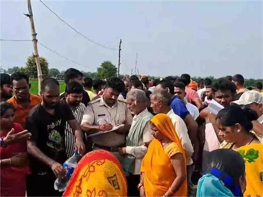 Bihar: खेत में बिजली गिरने से तीन लोगों की मौत, अन्य घायल Bihar: खेत में बिजली गिरने से तीन लोगों की मौत, अन्य घायल