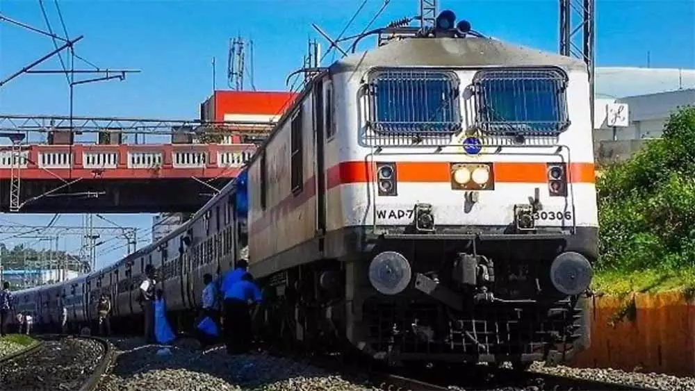 Narmadapuram: रेलवे ने शुरू की 150 पूजा स्पेशल ट्रेनें Narmadapuram: रेलवे ने शुरू की 150 पूजा स्पेशल ट्रेनें