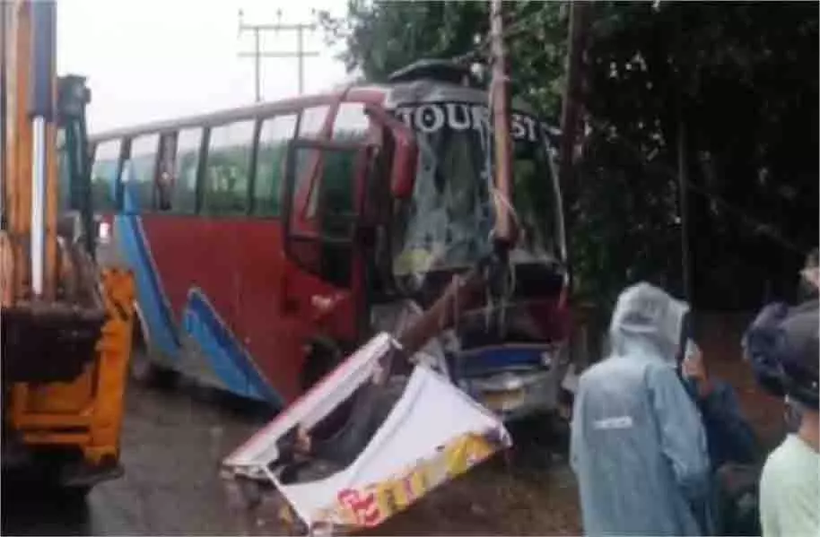 Uttarakhand: यात्रियों से भरी बस दुर्घटनाग्रस्त,मची चीख-पुकार Uttarakhand: यात्रियों से भरी बस दुर्घटनाग्रस्त,मची चीख-पुकार