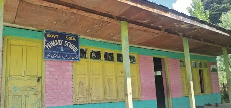 Kupwara राजवार में एक कमरे में सिमटा सरकारी प्राथमिक विद्यालय Kupwara राजवार में एक कमरे में सिमटा सरकारी प्राथमिक विद्यालय