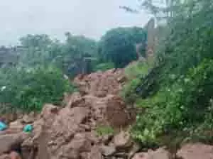 MP News: 16वीं सदी के किले की दीवार ढही, बड़ा हादसा टला MP News: 16वीं सदी के किले की दीवार ढही, बड़ा हादसा टला